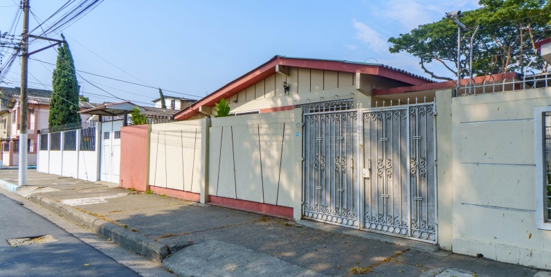 Casa en venta ubicada en Cdla del IESS, Sur de Guayaquil GeoBienes - Casa en venta ubicada en Cdla del IESS, Sur de Guayaquil - Plusvalia Guayaquil Casas de venta y alquiler Inmobiliaria Ecuador