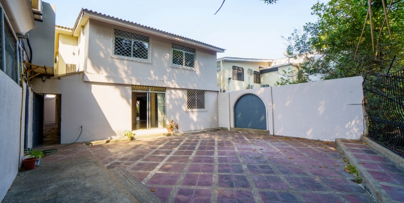 Casa en venta ubicada en conjunto cerrado en Urdesa, Norte de Guayaquil GeoBienes - Casa en venta ubicada en conjunto cerrado en Urdesa, Norte de Guayaquil - Plusvalia Guayaquil Casas de venta y alquiler Inmobiliaria Ecuador