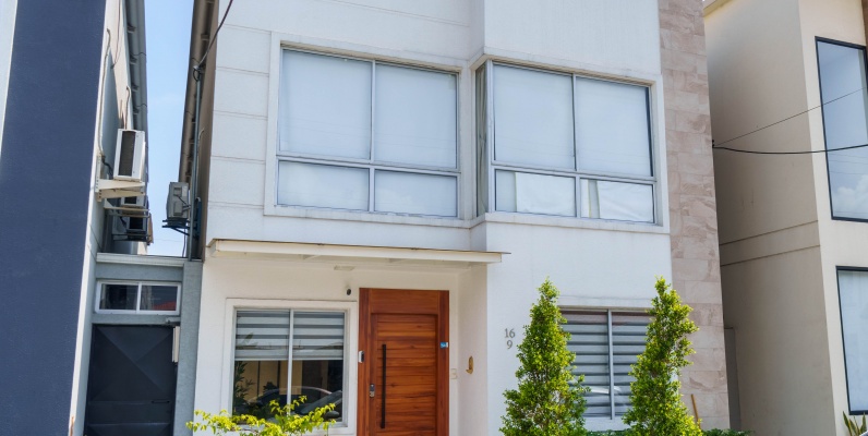 GeoBienes - Casa en venta ubicada en la Urbanización San Antonio, Vía a Samborondón - Plusvalia Guayaquil Casas de venta y alquiler Inmobiliaria Ecuador