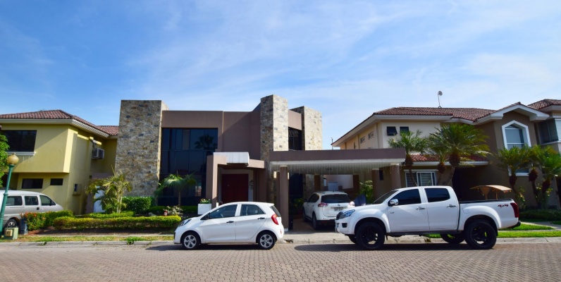 GeoBienes - Casa en venta ubicada en Vía Samborondón - Torres del Sol - Plusvalia Guayaquil Casas de venta y alquiler Inmobiliaria Ecuador