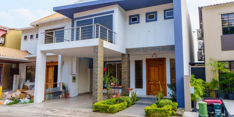 Casa en venta ubicada en Urbanización Villa Club, etapa Natura GeoBienes - Casa en venta ubicada en Urbanización Villa Club, etapa Natura - Plusvalia Guayaquil Casas de venta y alquiler Inmobiliaria Ecuador