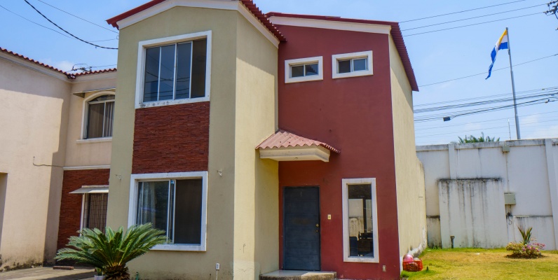 Casa en venta ubicada en Urbanización Villa Italia, La Aurora. Vía Daule GeoBienes - Casa en venta ubicada en Urbanización Villa Italia, La Aurora. Vía Daule - Plusvalia Guayaquil Casas de venta y alquiler Inmobiliaria Ecuador