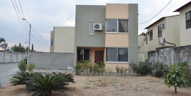 GeoBienes - Casa en venta en urbanización Castilla Km 13 Via Samborondon  - Plusvalia Guayaquil Casas de venta y alquiler Inmobiliaria Ecuador