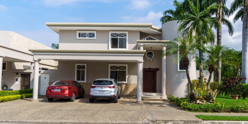 Casa en venta urbanización Rio Lindo, Samborondón GeoBienes - Casa en venta urbanización Rio Lindo, Samborondón - Plusvalia Guayaquil Casas de venta y alquiler Inmobiliaria Ecuador