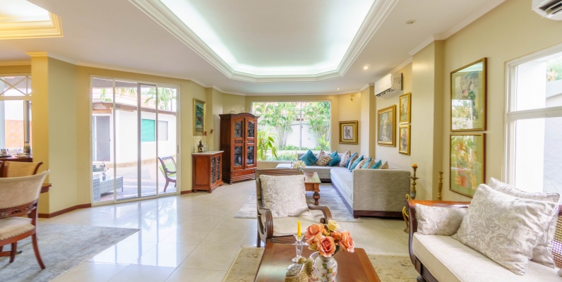 Casa en venta urbanización Rio Lindo, Samborondón GeoBienes - Casa en venta urbanización Rio Lindo, Samborondón - Plusvalia Guayaquil Casas de venta y alquiler Inmobiliaria Ecuador
