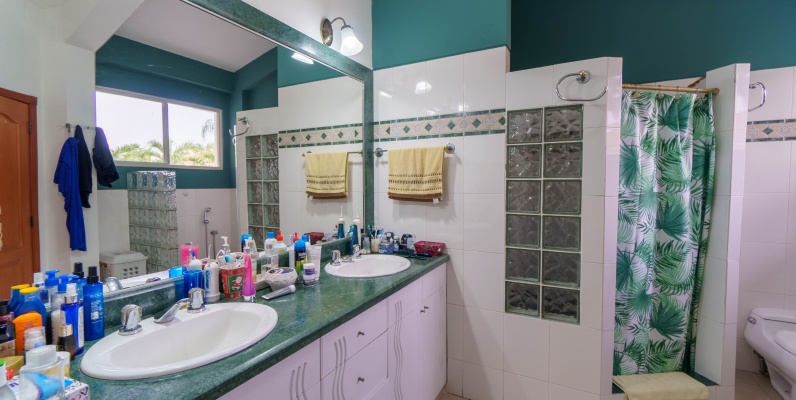 Casa en venta urbanización Rio Lindo, Samborondón GeoBienes - Casa en venta urbanización Rio Lindo, Samborondón - Plusvalia Guayaquil Casas de venta y alquiler Inmobiliaria Ecuador