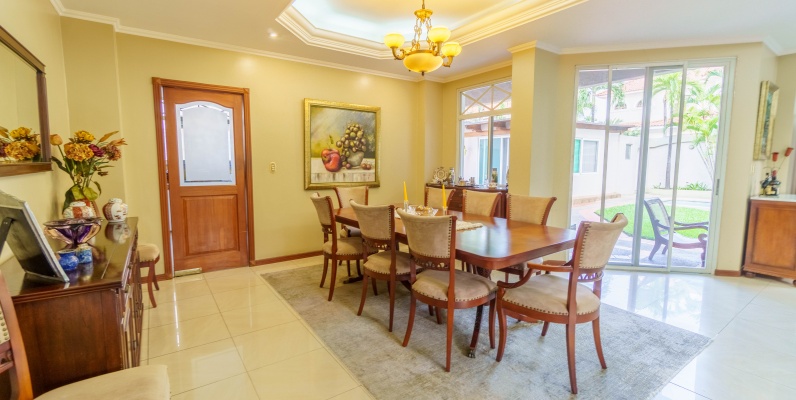 Casa en venta urbanización Rio Lindo, Samborondón GeoBienes - Casa en venta urbanización Rio Lindo, Samborondón - Plusvalia Guayaquil Casas de venta y alquiler Inmobiliaria Ecuador