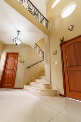 Casa en venta urbanización Rio Lindo, Samborondón GeoBienes - Casa en venta urbanización Rio Lindo, Samborondón - Plusvalia Guayaquil Casas de venta y alquiler Inmobiliaria Ecuador