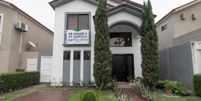 GeoBienes - Casa semi amoblada en alquiler ubicada en Ciudad Celeste - Plusvalia Guayaquil Casas de venta y alquiler Inmobiliaria Ecuador