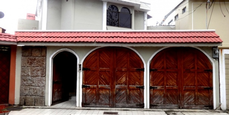 De oportunidad, vendo casa en la Alborada 11ava etapa GeoBienes - De oportunidad vendo casa con piscina en la Alborada 11ava etapa. Norte de Guayaquil - Plusvalia Guayaquil Casas de venta y alquiler Inmobiliaria Ecuador