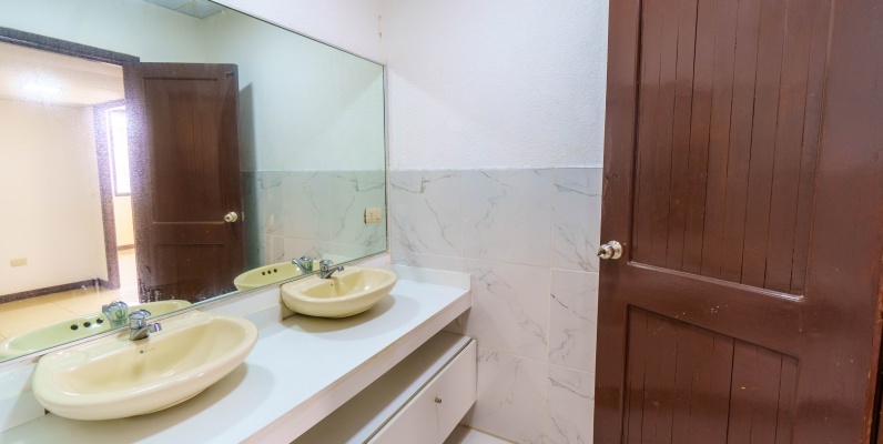 Departamento en alquiler ubicado en Edificio 300, Centro de Guayaquil. GeoBienes - Departamento en alquiler ubicado en Edificio 300, Centro de Guayaquil. - Plusvalia Guayaquil Casas de venta y alquiler Inmobiliaria Ecuador