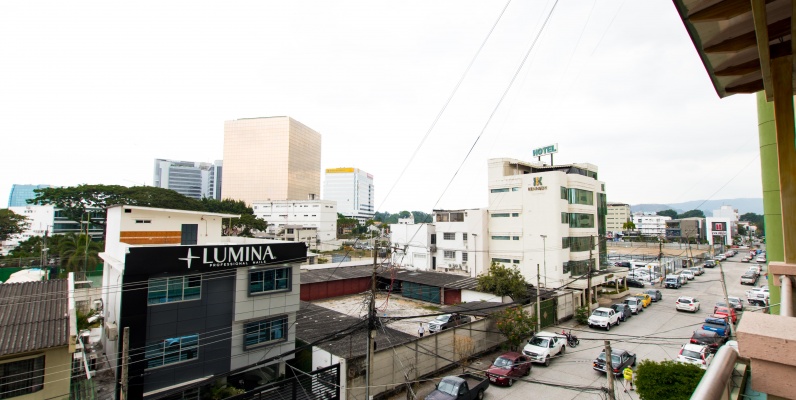 Moderno Penthouse de dos pisos en alquiler ubicado en Kennedy Norte GeoBienes - Moderno Penthouse de dos pisos en alquiler ubicado en Kennedy Norte - Plusvalia Guayaquil Casas de venta y alquiler Inmobiliaria Ecuador