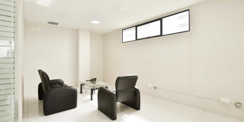 Oficina amoblada en alquiler ubicada en el Edificio Atlantis GeoBienes - Oficina amoblada en venta ubicada en el Edificio Atlantis - Plusvalia Guayaquil Casas de venta y alquiler Inmobiliaria Ecuador