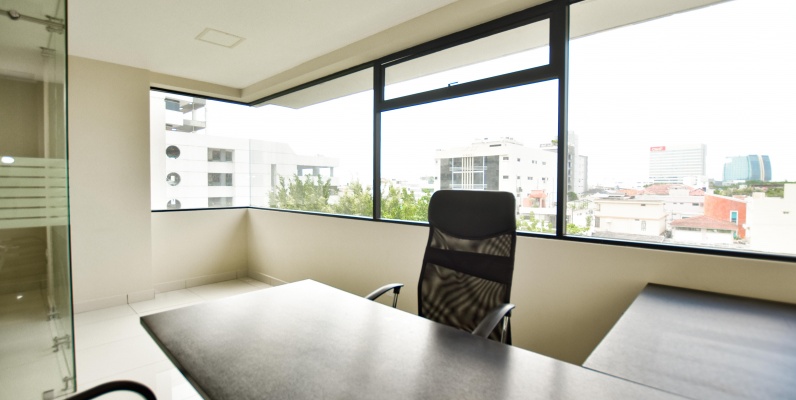 Oficina amoblada en alquiler ubicada en el Edificio Atlantis GeoBienes - Oficina amoblada en venta ubicada en el Edificio Atlantis - Plusvalia Guayaquil Casas de venta y alquiler Inmobiliaria Ecuador