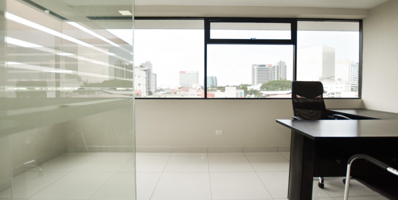 Oficina amoblada en alquiler ubicada en el Edificio Atlantis GeoBienes - Oficina amoblada en venta ubicada en el Edificio Atlantis - Plusvalia Guayaquil Casas de venta y alquiler Inmobiliaria Ecuador