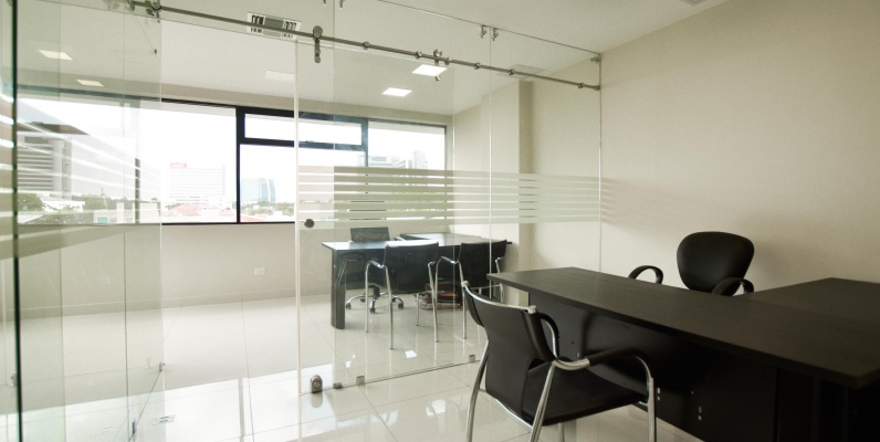 Oficina amoblada en alquiler ubicada en el Edificio Atlantis GeoBienes - Oficina amoblada en venta ubicada en el Edificio Atlantis - Plusvalia Guayaquil Casas de venta y alquiler Inmobiliaria Ecuador