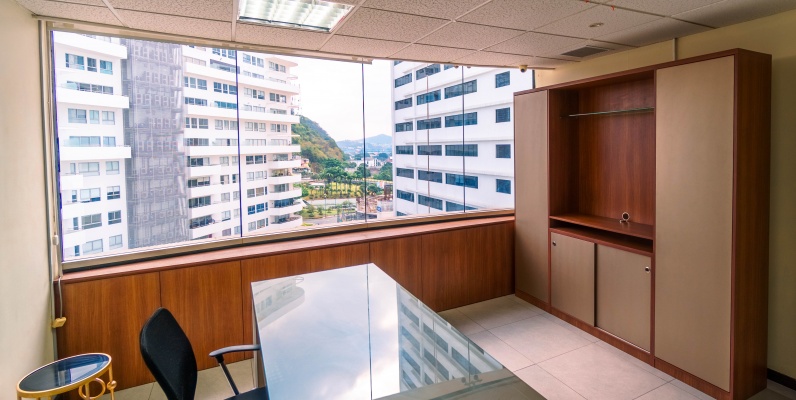 GeoBienes - Oficina amoblada en venta ubicada en el Edificio The Point - Plusvalia Guayaquil Casas de venta y alquiler Inmobiliaria Ecuador