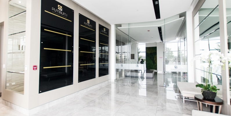 GeoBienes - Oficina Comercial en Alquiler Edificio Platinum  - Plusvalia Guayaquil Casas de venta y alquiler Inmobiliaria Ecuador