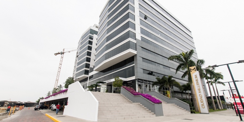 GeoBienes - Oficina Comercial en Alquiler Edificio Platinum  - Plusvalia Guayaquil Casas de venta y alquiler Inmobiliaria Ecuador