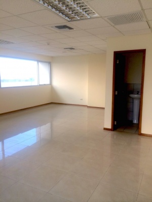 GeoBienes - Oficina en alquiler al norte de Guayaquil Trade Building - Plusvalia Guayaquil Casas de venta y alquiler Inmobiliaria Ecuador