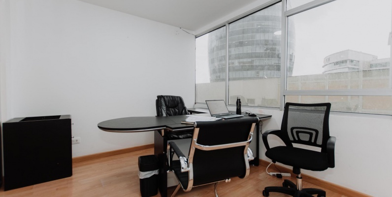Oficina en alquiler Edificio Equilibrium, zona Mall del Sol, Norte de Guayaquil GeoBienes - Oficina en alquiler Edificio Equilibrium, zona Mall del Sol, Norte de Guayaquil - Plusvalia Guayaquil Casas de venta y alquiler Inmobiliaria Ecuador