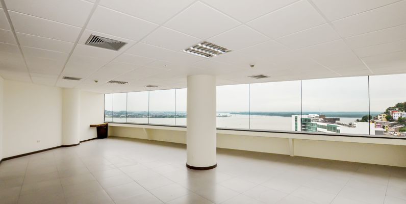 Oficina en alquiler en edificio The Point sector centro de Guayaquil GeoBienes - Oficina en alquiler en edificio The Point sector centro de Guayaquil - Plusvalia Guayaquil Casas de venta y alquiler Inmobiliaria Ecuador