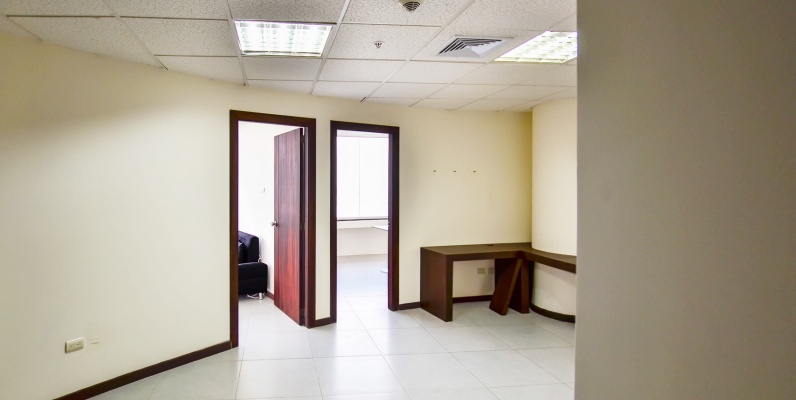 Oficina en alquiler en edificio The Point sector centro de Guayaquil GeoBienes - Oficina en alquiler en edificio The Point sector centro de Guayaquil - Plusvalia Guayaquil Casas de venta y alquiler Inmobiliaria Ecuador