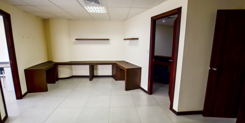 Oficina en alquiler en edificio The Point sector centro de Guayaquil GeoBienes - Oficina en alquiler en edificio The Point sector centro de Guayaquil - Plusvalia Guayaquil Casas de venta y alquiler Inmobiliaria Ecuador