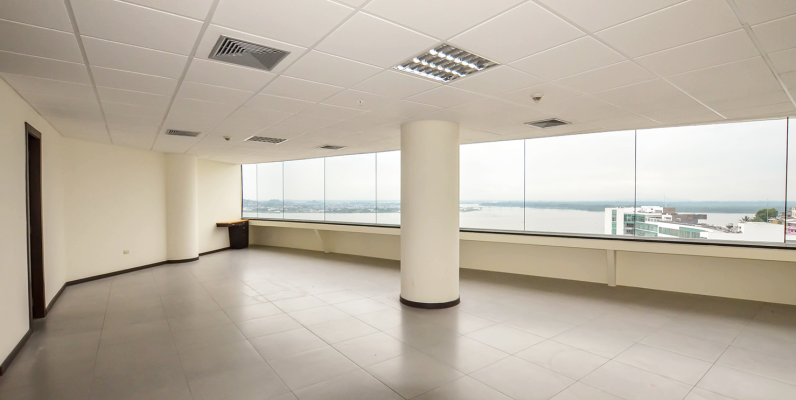 Oficina en alquiler en edificio The Point sector centro de Guayaquil GeoBienes - Oficina en alquiler en edificio The Point sector centro de Guayaquil - Plusvalia Guayaquil Casas de venta y alquiler Inmobiliaria Ecuador