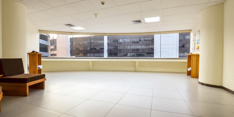 Oficina en alquiler en edificio The Point sector centro de Guayaquil GeoBienes - Oficina en alquiler en edificio The Point sector centro de Guayaquil - Plusvalia Guayaquil Casas de venta y alquiler Inmobiliaria Ecuador