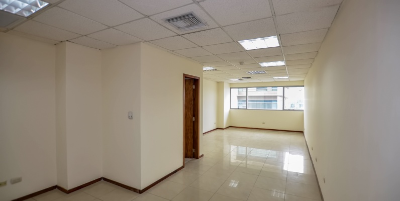 Oficina en alquiler en Edificio Trade Building sector norte de Guayaquil GeoBienes - Oficina en alquiler en Edificio Trade Building sector norte de Guayaquil - Plusvalia Guayaquil Casas de venta y alquiler Inmobiliaria Ecuador