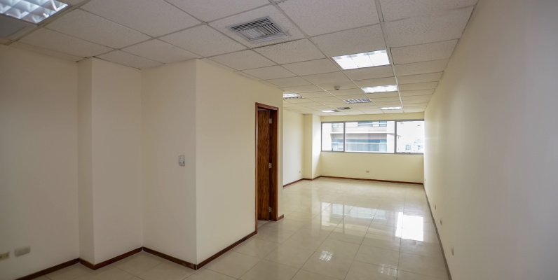 GeoBienes - Oficina en alquiler en Edificio Trade Building sector norte de Guayaquil - Plusvalia Guayaquil Casas de venta y alquiler Inmobiliaria Ecuador