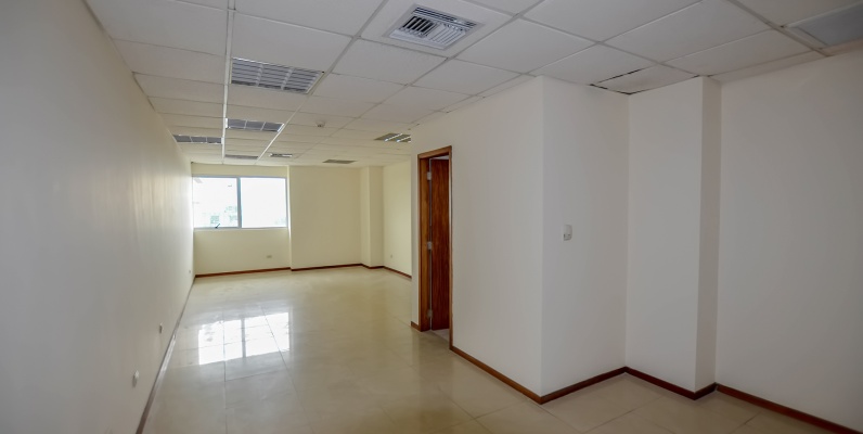 GeoBienes - Oficina en alquiler en Edificio Trade Building sector norte de Guayaquil - Plusvalia Guayaquil Casas de venta y alquiler Inmobiliaria Ecuador