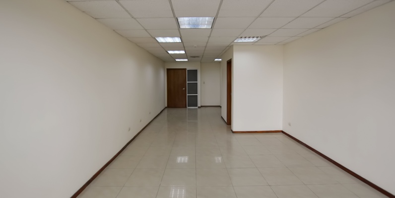 GeoBienes - Oficina en alquiler en Edificio Trade Building sector norte de Guayaquil - Plusvalia Guayaquil Casas de venta y alquiler Inmobiliaria Ecuador