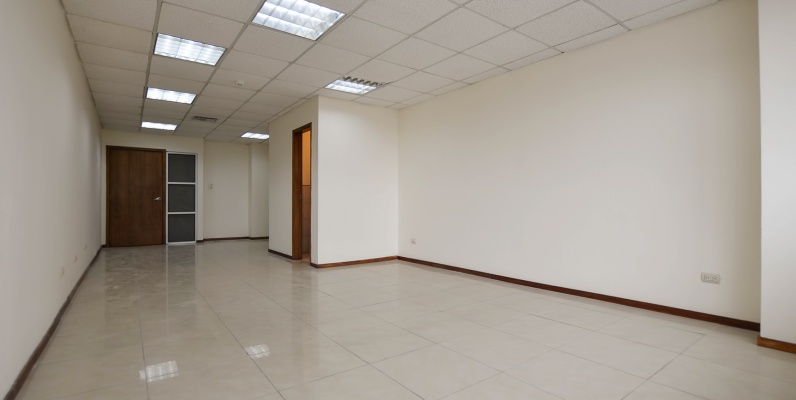 GeoBienes - Oficina en alquiler en Edificio Trade Building sector norte de Guayaquil - Plusvalia Guayaquil Casas de venta y alquiler Inmobiliaria Ecuador