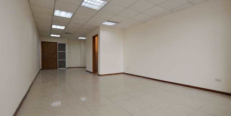 GeoBienes - Oficina en alquiler en Edificio Trade Building sector norte de Guayaquil - Plusvalia Guayaquil Casas de venta y alquiler Inmobiliaria Ecuador