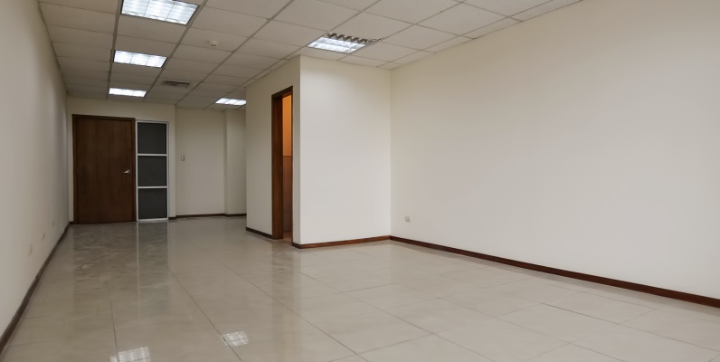 GeoBienes - Oficina en alquiler en Edificio Trade Building sector norte de Guayaquil - Plusvalia Guayaquil Casas de venta y alquiler Inmobiliaria Ecuador