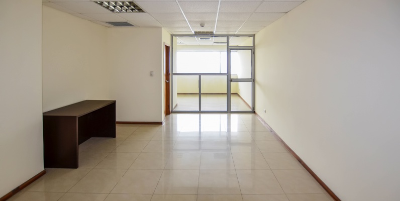 Oficina en alquiler en Edificio Trade Building sector norte de Guayaquil GeoBienes - Oficina en alquiler en Edificio Trade Building sector norte de Guayaquil - Plusvalia Guayaquil Casas de venta y alquiler Inmobiliaria Ecuador