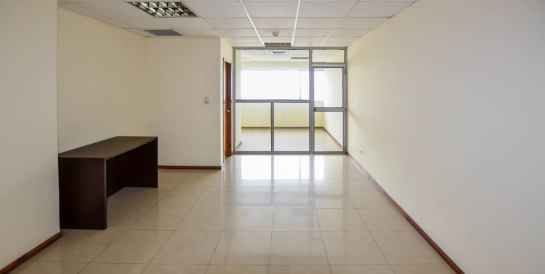 GeoBienes - Oficina en alquiler en Edificio Trade Building sector norte de Guayaquil - Plusvalia Guayaquil Casas de venta y alquiler Inmobiliaria Ecuador