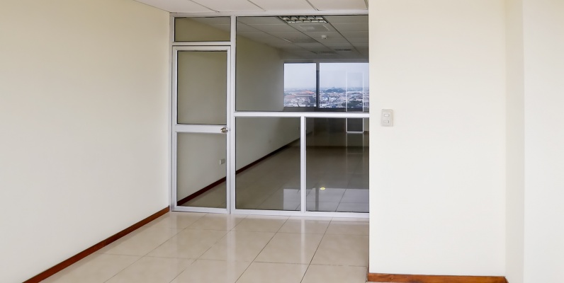 GeoBienes - Oficina en alquiler en Edificio Trade Building sector norte de Guayaquil - Plusvalia Guayaquil Casas de venta y alquiler Inmobiliaria Ecuador