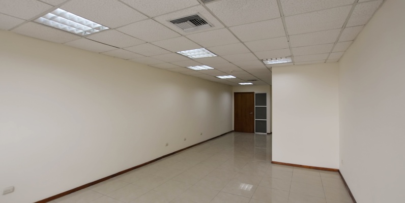 GeoBienes - Oficina en alquiler en Edificio Trade Building sector norte de Guayaquil - Plusvalia Guayaquil Casas de venta y alquiler Inmobiliaria Ecuador