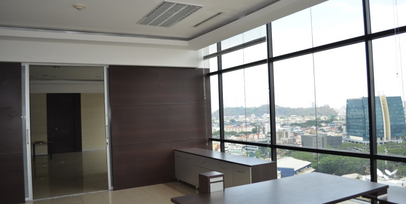 GeoBienes - Oficina en alquiler en Edificio World Trade Center sector Norte - Plusvalia Guayaquil Casas de venta y alquiler Inmobiliaria Ecuador