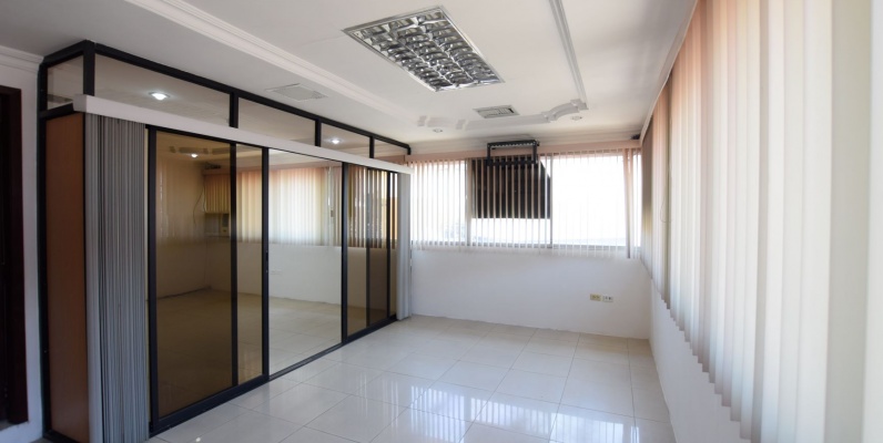 Oficina en alquiler en el Centro Comercial Las Vitrinas, Norte de Guayaqui GeoBienes - Oficina en alquiler en el Centro Comercial Las Vitrinas, Norte de Guayaquil - Plusvalia Guayaquil Casas de venta y alquiler Inmobiliaria Ecuador