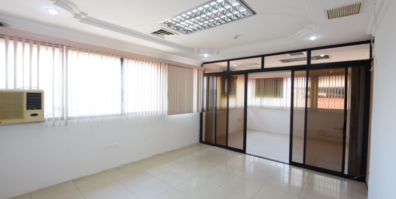 Oficina en alquiler en el Centro Comercial Las Vitrinas, Norte de Guayaqui GeoBienes - Oficina en alquiler en el Centro Comercial Las Vitrinas, Norte de Guayaquil - Plusvalia Guayaquil Casas de venta y alquiler Inmobiliaria Ecuador