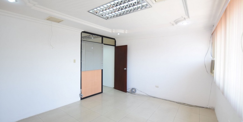 Oficina en alquiler en el Centro Comercial Las Vitrinas, Norte de Guayaqui GeoBienes - Oficina en alquiler en el Centro Comercial Las Vitrinas, Norte de Guayaquil - Plusvalia Guayaquil Casas de venta y alquiler Inmobiliaria Ecuador