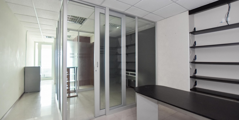 Oficina en alquiler en el Edif. Trade Building GeoBienes - Oficina en alquiler en el Edif. Trade Building - Plusvalia Guayaquil Casas de venta y alquiler Inmobiliaria Ecuador