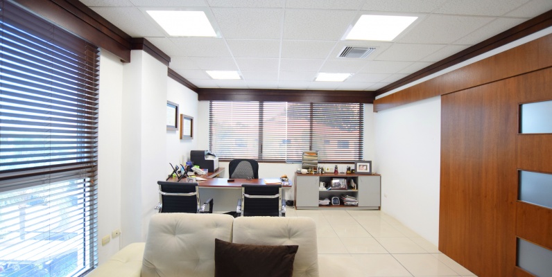 Oficina en alquiler en el Edificio SBC Office Center, Vía Samborondón GeoBienes - Oficina en alquiler en el Edificio SBC Office Center, Vía Samborondón - Plusvalia Guayaquil Casas de venta y alquiler Inmobiliaria Ecuador