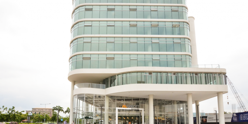 Oficina en alquiler en Los Arcos Plaza sector Samborondón GeoBienes - Oficina en alquiler en Los Arcos Plaza sector Samborondón - Plusvalia Guayaquil Casas de venta y alquiler Inmobiliaria Ecuador