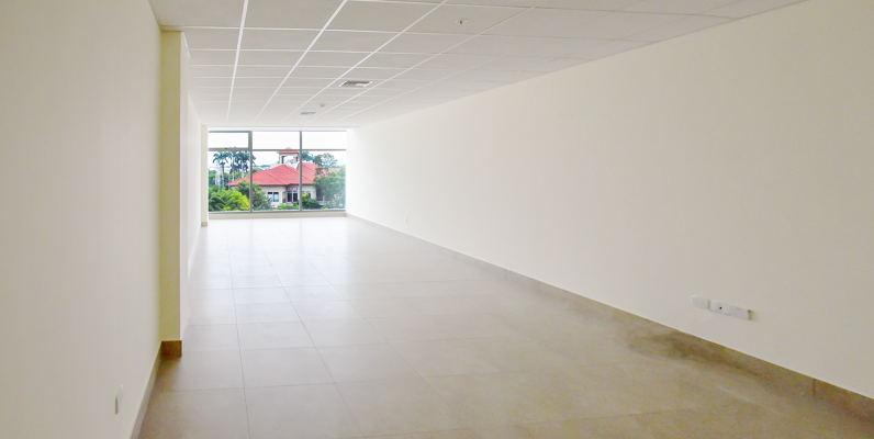 Oficina en alquiler en Los Arcos Plaza sector Samborondón GeoBienes - Oficina en alquiler en Los Arcos Plaza sector Samborondón - Plusvalia Guayaquil Casas de venta y alquiler Inmobiliaria Ecuador