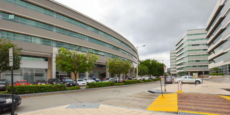 Oficina en alquiler en Parque Empresarial Colón sector norte de Guayaquil GeoBienes - Oficina en alquiler en Parque Empresarial Colón sector norte de Guayaquil - Plusvalia Guayaquil Casas de venta y alquiler Inmobiliaria Ecuador